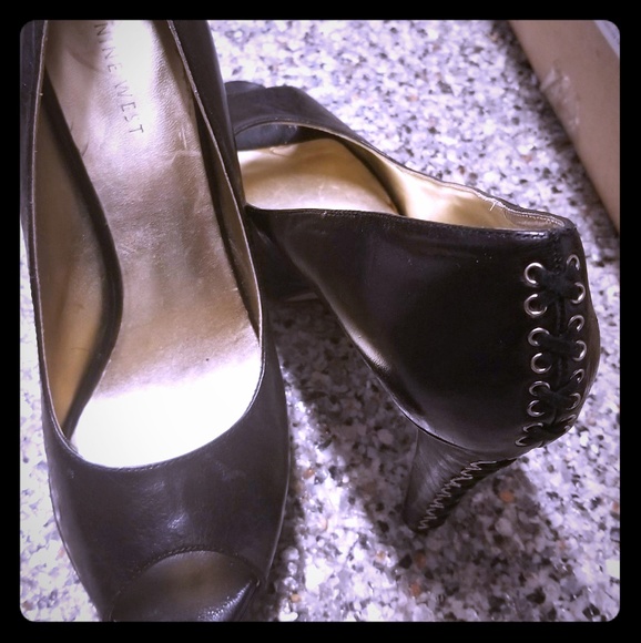 Black and Gold Pumps - Picture 1 of 4
